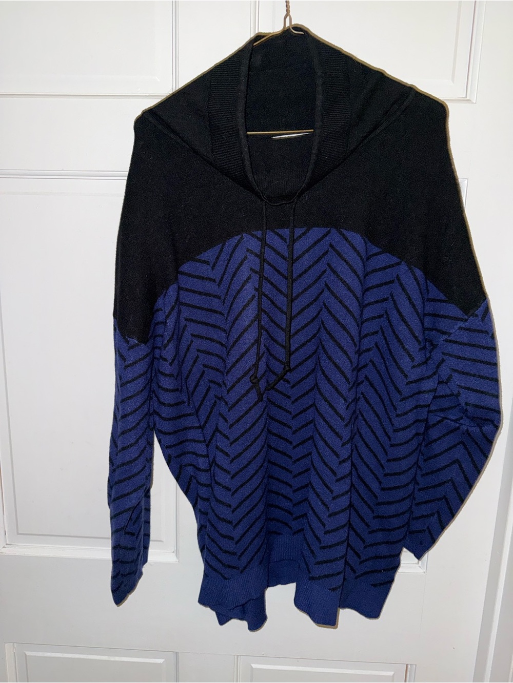 Liz Claiborne Black and Blue turtle beach tied Sweater with Chevron Knit Pattern